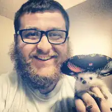 美男子晒宠物刺猬缺牙照走红网络
