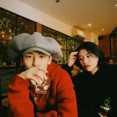 ins情侣头像乍见之欢不如久处不厌
