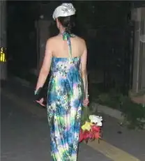 芙蓉姐姐疑似失恋爆肥深夜拿花街边苦等神秘男
