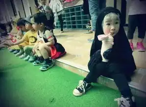 小萝莉扮无脸男太逼真吓哭同学卸妆后是萌妹子

