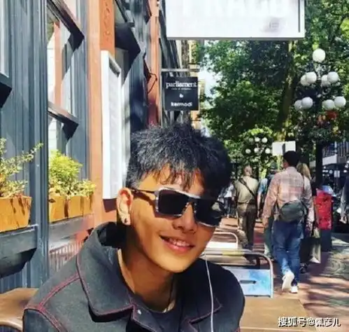 陈坤的丑儿子成年了,18岁和奶奶合照现真容,冤枉陈坤了
