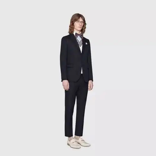 维秘超模收割机歌手harrystyles在炸鱼薯条店演绎gucci2018男士正装的精彩
