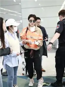 张馨予短发现身机场,网友军嫂太飒了
