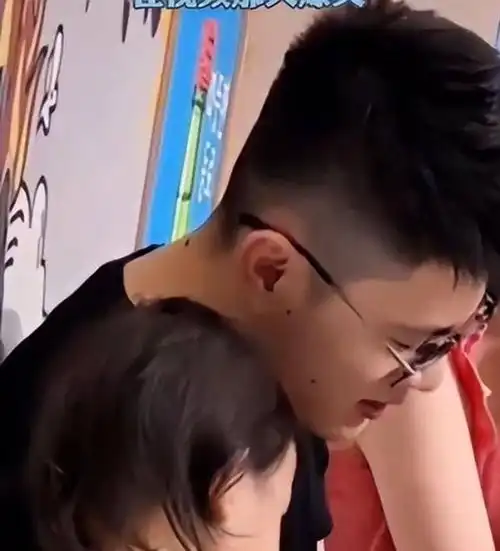 女孩趴陌生男人身上,和对方儿子视频,那头直接爆哭,网友笑麻了