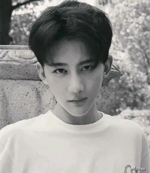 他因扮女装走红,现实中是个帅哥也是蛇精脸,你喜欢他吗
