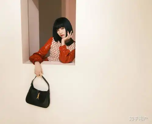 如何评价许佳琪湿发金边眼镜造型
