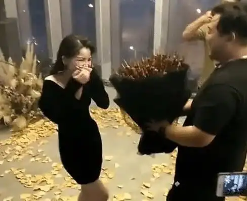 一场特别的求婚火了,男子手捧鲜花,女子捂嘴难以淡定
