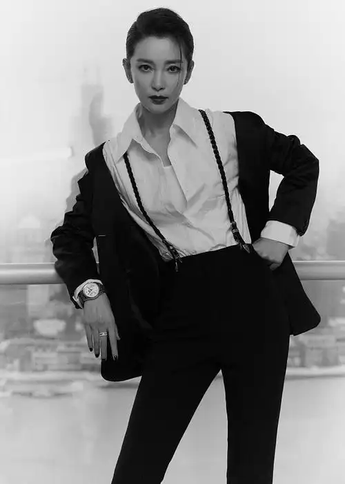 女生帅起来真不输男生,李冰冰身穿黑色西装,有霸总的既视感
