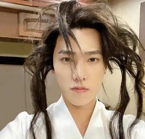 杨洋首晒新剧造型照,同一天因路透被嘲,看了对比这是同一个人吗
