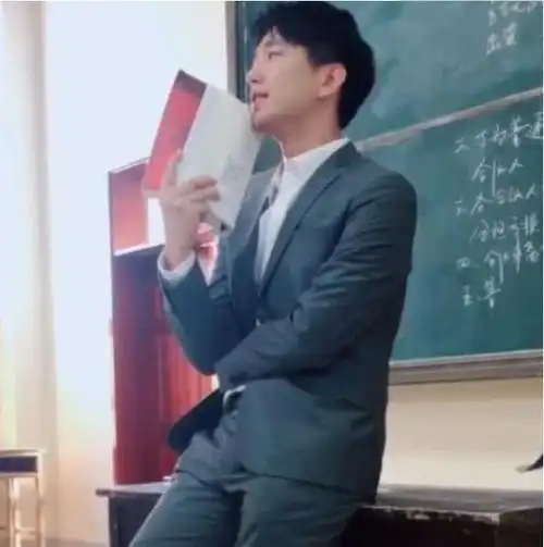 帅气男老师课堂火了,身穿西装神似明星,家长怕学生成绩下滑
