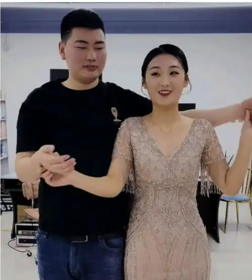 离婚后的朱单伟有多抢手美女拉横幅站在朱家门口示爱,太疯狂
