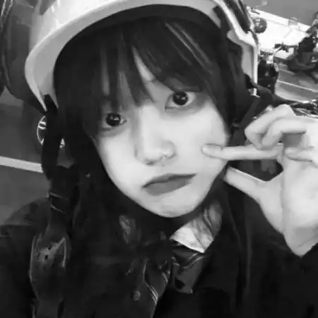 qq头像黑白女生时尚好看的,我的青春有你
