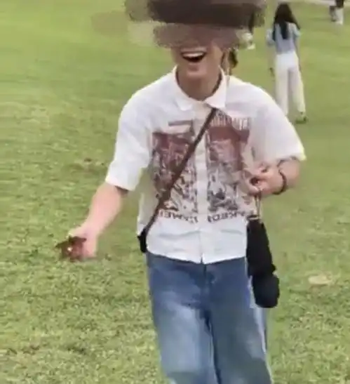 游客喂奈良鹿大便仙贝日本网友怒了,又一对母子喂鹿大便仙贝被人现场怒怼
