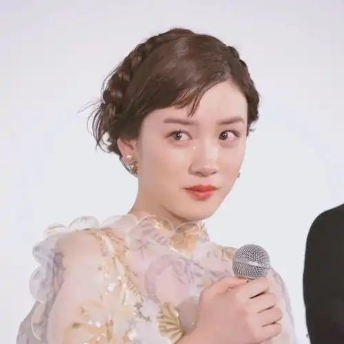 今年氛围美女火了普通女孩也能颜值翻倍的关键在哪里
