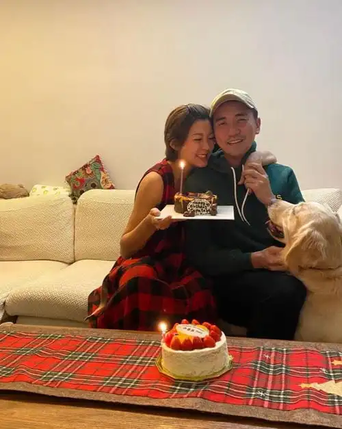 tvb小生洪永城官宣女儿出生晒一家三口在产房的首张全家福
