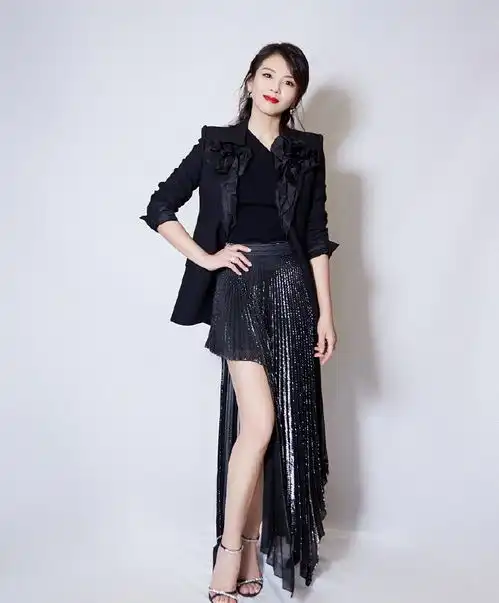 丁宁穿西装真飒,同框181张继科气场不输,女孩帅起来没男孩啥事

