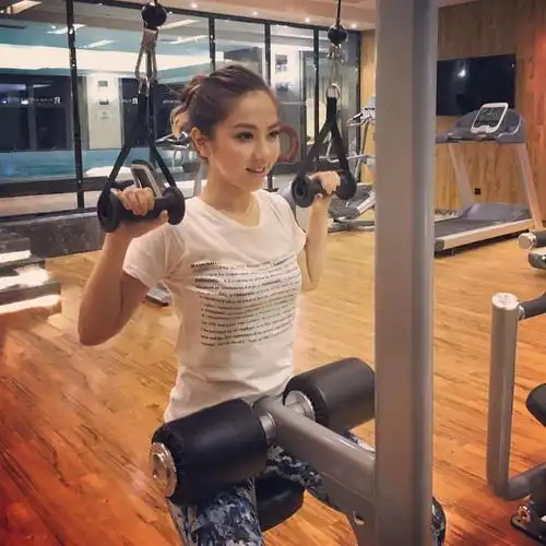 2014年,邓紫棋的一个大胆决定,让黑料满满的她褪身为乐坛小天后
