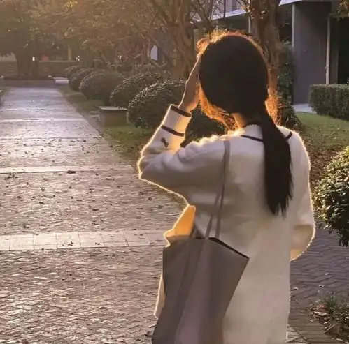 氛围感拉满的女生头像
