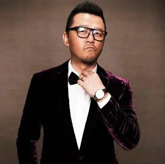 靳东和郭涛都胖到走形,天涯四美严屹宽发肿,内娱中年男演员没救了
