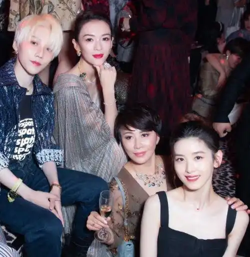 男明星的女闺蜜肖战李现的没啥,看到朱一龙何炅的才羡慕了
