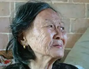 60岁老人哭诉所有积蓄都给了儿子,养老保险都交不起
