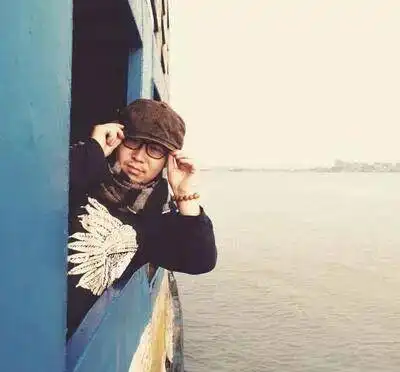 诗人海子25岁选择卧轨自杀,挚友骆一禾在为他整理稿子时猝然长逝
