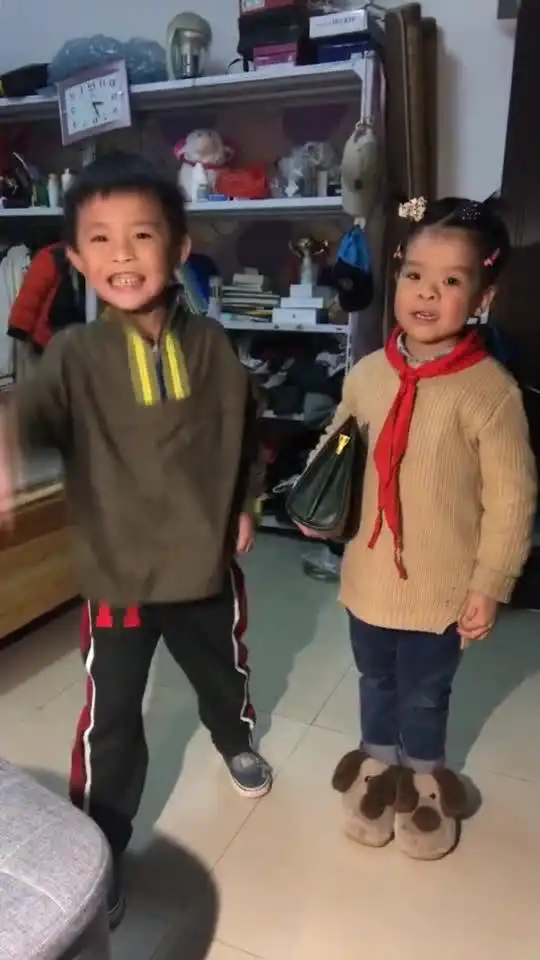 哈哈哈兄弟俩第一次合作都不愿意当女的还是石头剪刀布谁赢了当男主笑死我了
