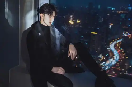 高伟光米兰街拍侧颜杀太厉害穿上西装做型男,但这鞋子抢镜
