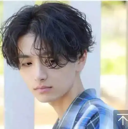 男生头发长得快剪发太费钱,不用经常剪的发型有哪些
