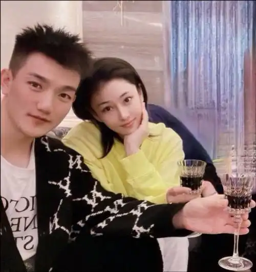 张馨予晒老公合影,无修饰的素颜都这么漂亮,皮肤白皙气质温婉
