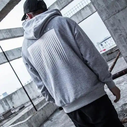 男人一旦到50,别总出门穿衬衫,瞧下图穿法,显嫩更有男人味
