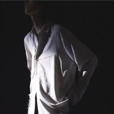 高清成熟稳重的男头真人高冷侧面图片

