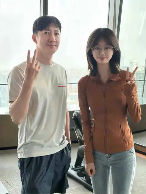 47岁王阳在酒店健身,身材又高又瘦,胸肌饱满,看起来好有男人味
