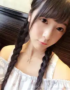 二次元少女徐娇梳麻花辫小露香肩俏皮可爱
