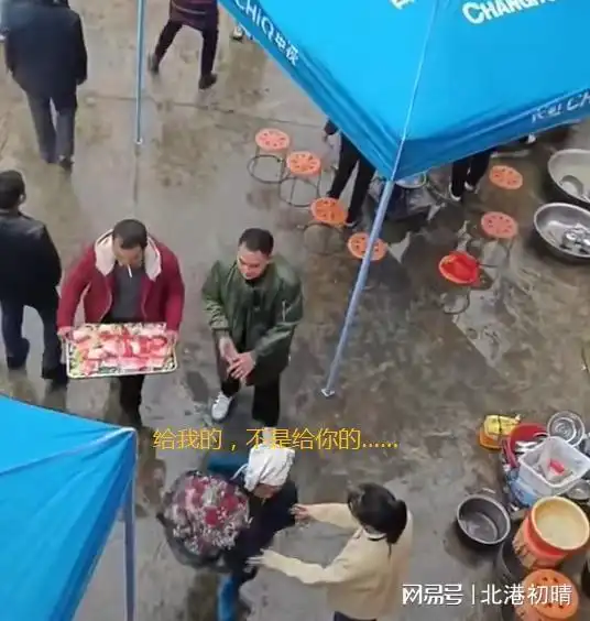 男子手捧鲜花向女孩提亲,外婆的一个不经意动作,引网友热议
