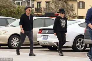组图ladygaga与男友外出喝咖啡豹头卫衣简约霸气
