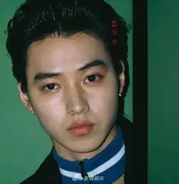 组图山崎贤人撩起刘海变型男光影之间帅气尽显
