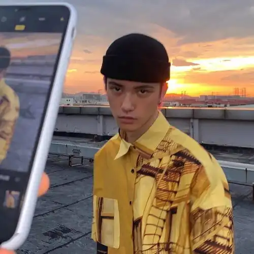 头像丨人间本不该令我这么欣喜的但是你来了
