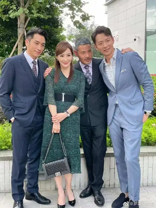 58岁前亚姐冠军有意脱单自曝仍憧憬爱情,离婚后独自养三子
