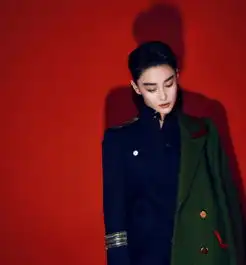 张馨予罕见晒照,短发剑眉英气十足,看着比她老公还要显帅气
