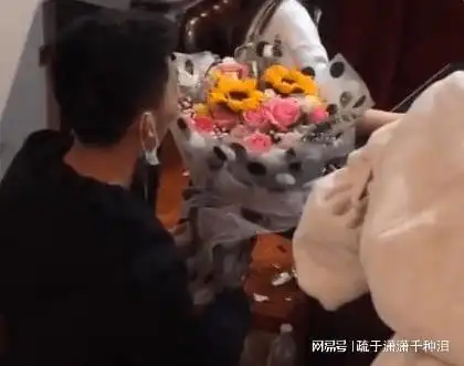 高傲与卑微四川漂亮妹子正搓麻将,男子手捧鲜花冲进来跪地求婚
