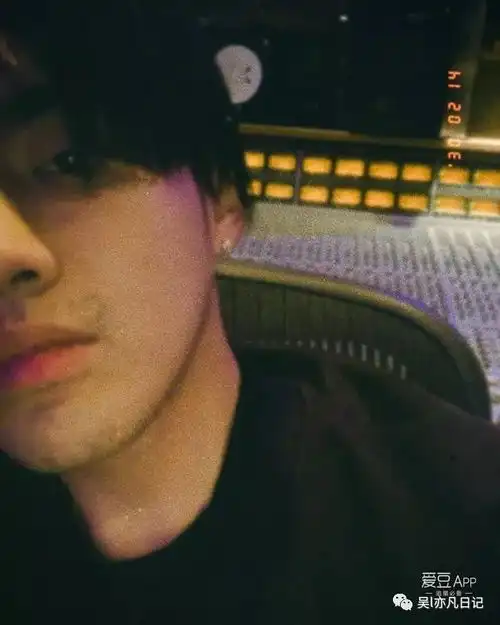 一起来感受来自性感男人的暴击吴亦凡性感胡茬照合集
