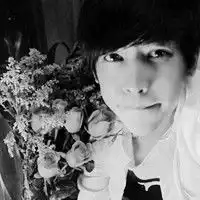 求这个情侣黑白头像另一张男生头像
