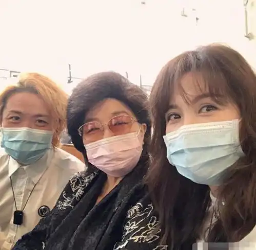 组图71岁徐小凤近照曝光口罩遮脸笑眼弯弯身材发福明显
