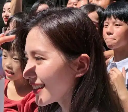 刘诗诗绝美生图穿白衬衣美成清纯小天使,劈叉式走路超飒太爷们
