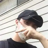 鸭舌帽帅低头男头像微信头像图片大全
