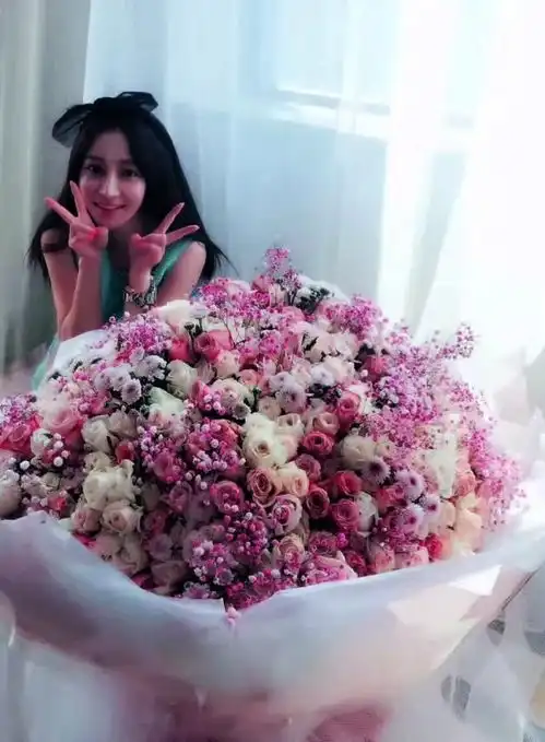 姚笛高调过37岁生日,手捧鲜花无名指暗含玄机,看来好事将近
