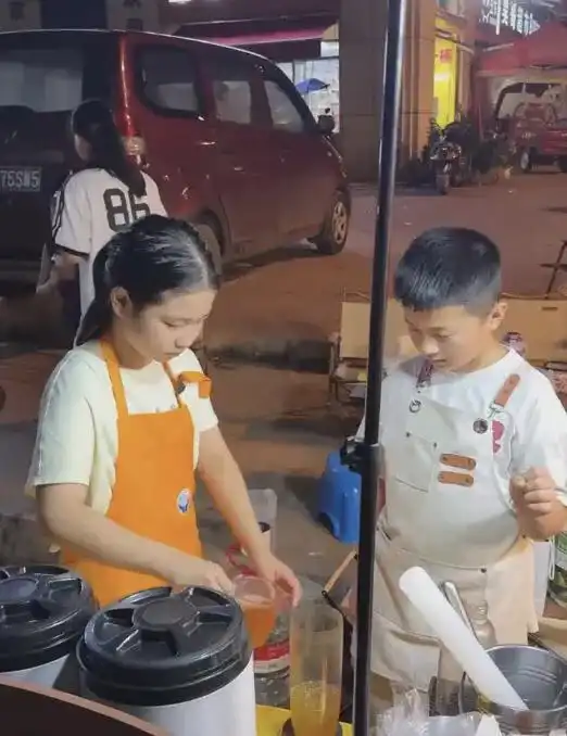 11岁长沙五年级男孩考全班第一只是为了摆摊卖奶茶
