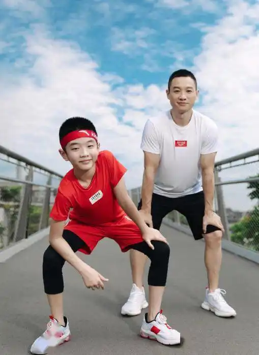 杨威父子出席活动,杨阳洋不忘给妹妹们带玩具,大耳朵长腿抢镜
