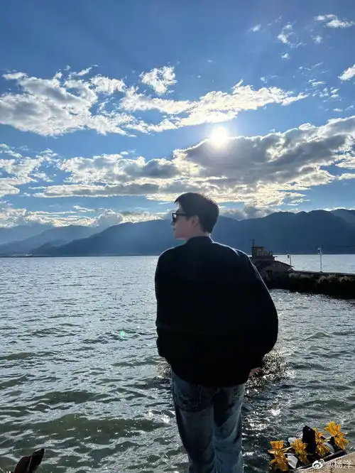 杨洋海边氛围感大片,帅气溢出屏幕啦
